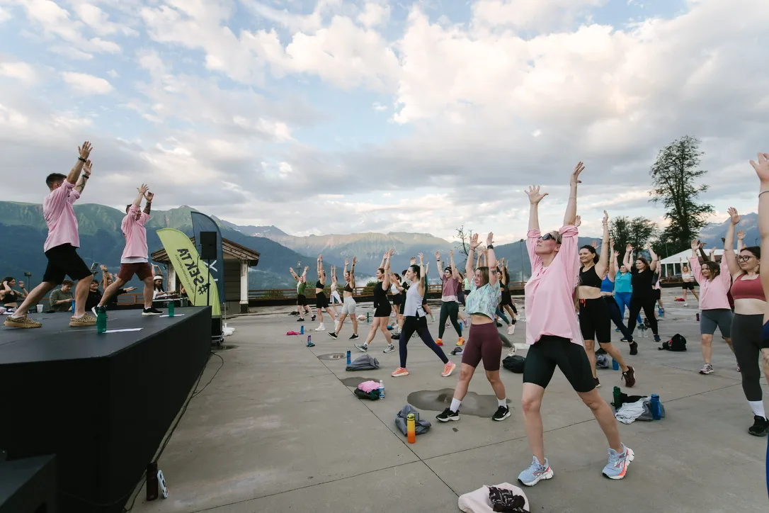 Группа участников повторяет движения тренера